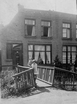 Rebekka van de Rhoer-van Gelder met haar dochter Sonja