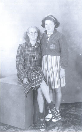 Riekie Stibbe en Sientje Levie