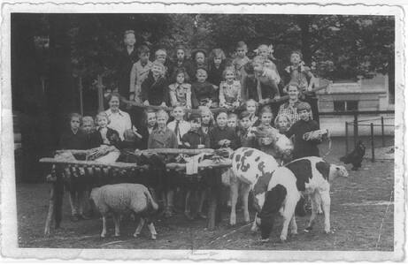Millie Louise Rine (2e rij van boven, 2e van links; met lichte jas) op een klassenfoto van de 1e Montessorischool in de Corellistraat in Amsterdam tijdens een uitstapje naar Artis, 1940
