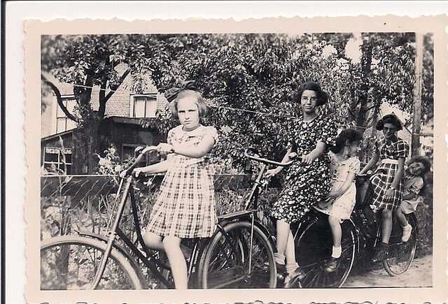 Margot Humberg  op de voorste fiets0001