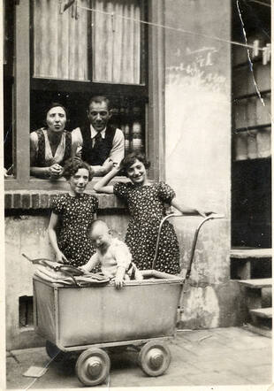 Alida Roodenburg (right), Suzanna Roodenburg (left) and Elizabeth Roodenburg (middle) with their parents Levie and Rozetta Roodenburg-Blom