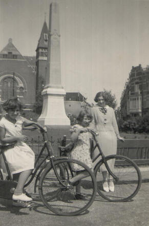 Elisabeth (Liesje) and Rebecca Roodfeld (left) with their cousin Annie Roodfeld (she survived the war)