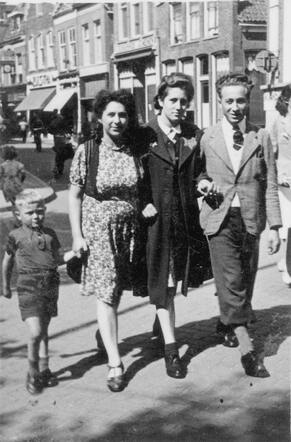 Amalia Eva (Lia) Roos (2nd from the right), Rudi Roos (left) and Levie Zaligman (right) in 1942