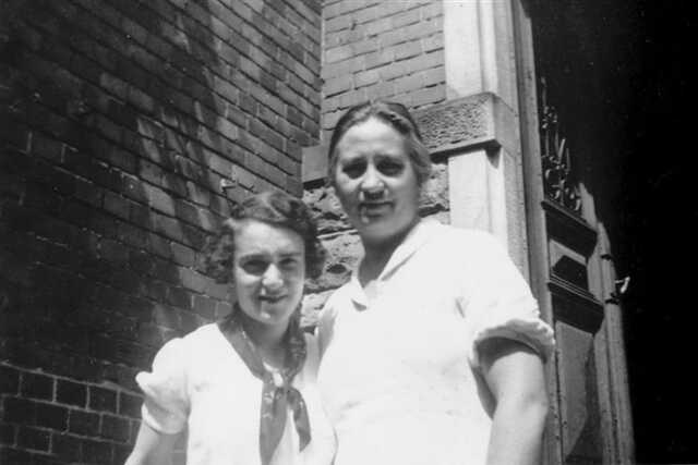 Rosa Gradenwitz-Bondi met haar dochter, 1930