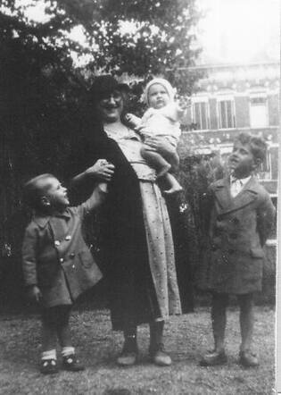 Roza van den Berg-de Wolf and her children