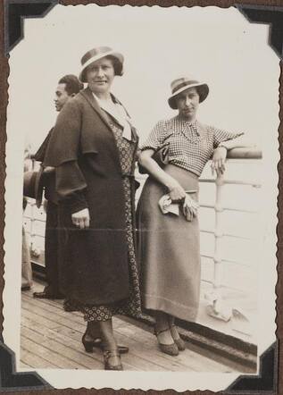 Rozette Poons-van Hoorn met haar dochter, 1933