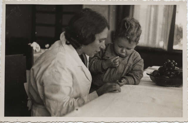 Joods Weeshuis Leiden, Herman Bert Rozeveld  met kinderjuf Mietje (Mien) Gobes, Oktober 1933