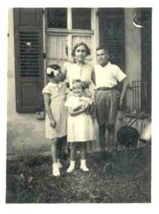 Ruth en Dora Schäfer met hun moeder en broer, omstreeks 1935