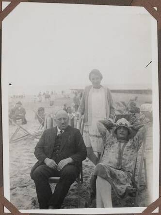 Salomon en Helena Davids-Horn met hun dochter Mariette, juli 1927