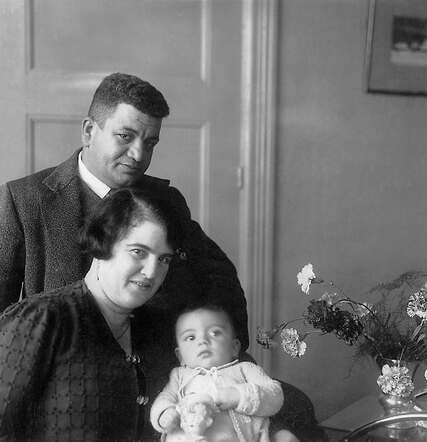 Philip Marcus Samson met zijn ouders Marcus Abraham en Daisy Henriette Samson-Ezechiels