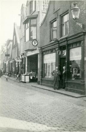Samuel en Evalina de Vries-van der Wijk voor hun brillenwinkel in Meppel