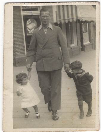 Samuel Gans with on the left, Gelle Gans and right  Simon Gans