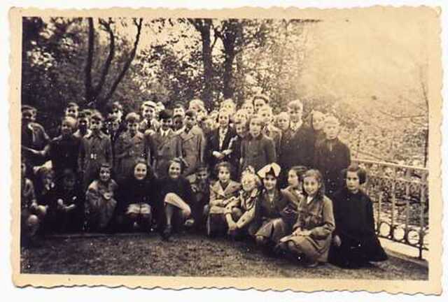 Sara Mathijse (achterste rij, 2e van rechts) (en)
