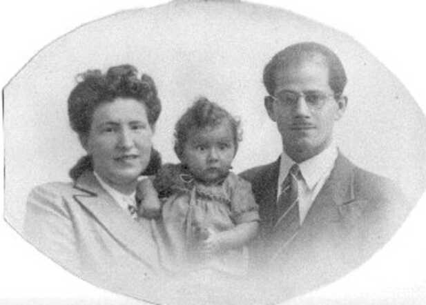 Josina Carla Sarlie met haar ouders Emmanuel Louis en Jansje Sarlie-Italiaander (en)