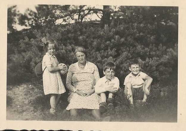 Jacob (Jaap) Coster  ( geheel rechts)