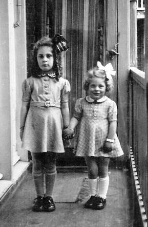 Clara Ephraim (l), and her younger sister Dora.