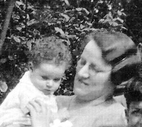 Dora Ephraim at the arm of her mother Sara Ephraim-Roos (cutting)