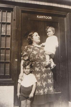 Saartje Frank-Wurms and her children.