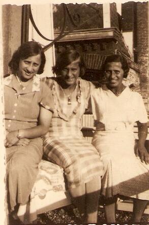 Links Sophia Costima- van Leeuwen en in het midden Francisca Fresco- van Leeuwen