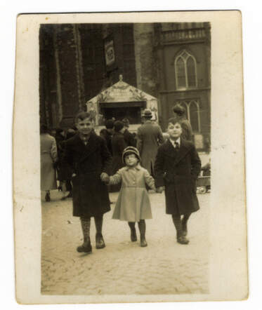 Emanuel (left), Mozes and Rachel Eva Schelvis