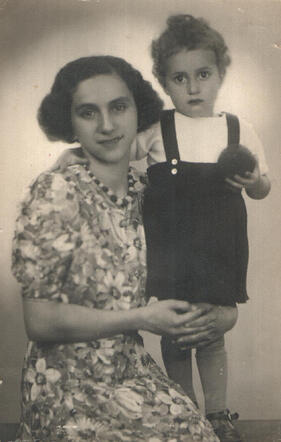 Suzanne Sophie Schick with her mother Jenny Schick-Heinic