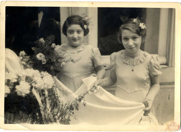 Rebecca Schijveschuurder (right) and Rosa Schijveschuurder