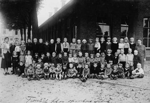 Simon en Keetje Gans aan de Singelschool te Delfzijl +/- 1938-39