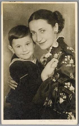 Selma Stibbe-Frank met haar zoontje, 1938