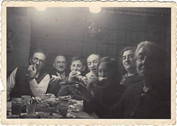 Siegmond Daan Joseph (3rd from left) en Rebecca Cohen (2nd from right)