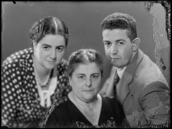Anna da Silva-Palache met haar kinderen Ellen en Freddie in 1938