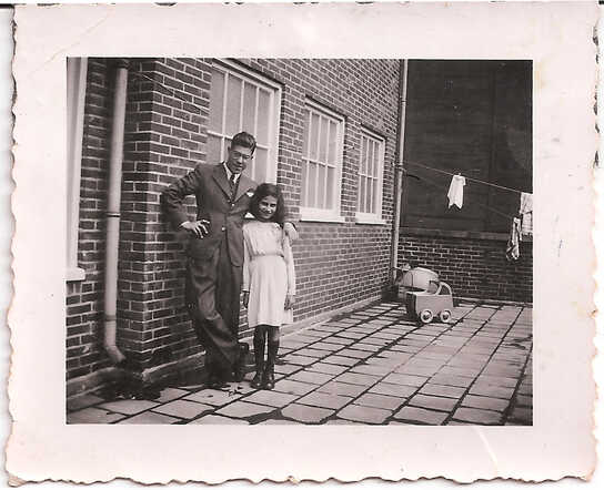 Jacob (Jaap) Katan met zijn nichtje Béla Simmeren