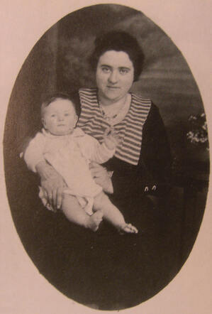 Saartje Simons with her mother Naatje Simons-Bollegraaf