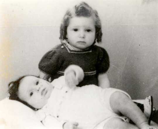 Rosaline en Sonja Martha van Sister (en)