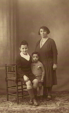 Izaak Leo (Ies) (middle)with his brother Jacob Izaak (Jaap) and their mother Helena Slager-Bamberg