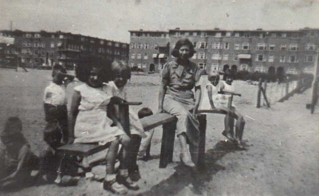 Marianne Flora (Janny) van der Sluis, on the left side on the photo