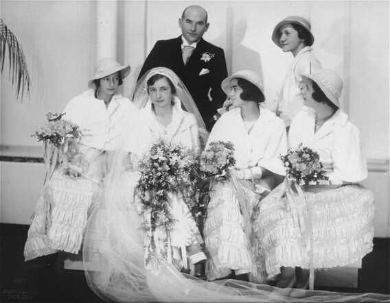 Hildegard Verdoner-Sluizer met haar echtgenoot en bruidsmeisjes, 12 december 1933