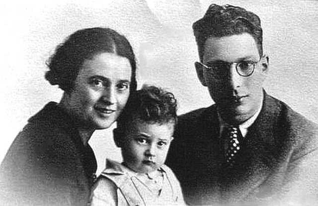 Sonja Polak-Diamant with her little son Erik and her husband Salomon Polak