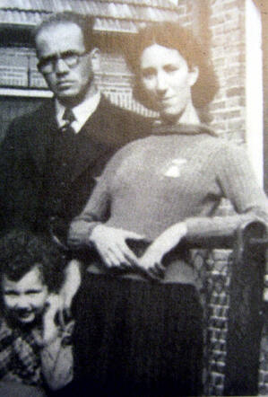 Rita Spanjar with her parents Israel and Emma Spanjar-Velleman.