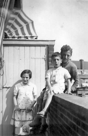 Emanuel Speijer (middle) with his sister Sara and his brother Joseph