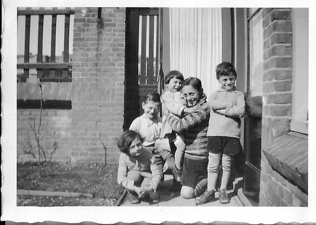Joseph [Jopie] Speijer (right), Sophia [Fietje] (left), Sara (middle), with the brothers Jacob (behind Sophia) and Gerrit.