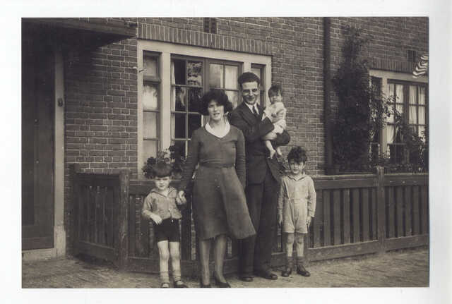 Siegried Hein Speijer (on the left), with his sister, brother, their father and their mother Elisabeth Speijer-Gerritse
