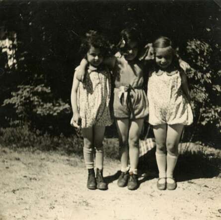 Frieda Spiegel (left) with two girlfriends  at Huize Ten Vijver in The Hague