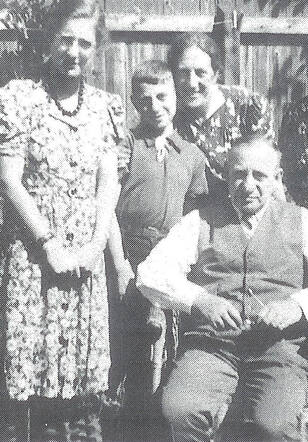 Henry van Spiegel with his sister and their parents Marcus and Saartje van Spiegel-de Leeuw