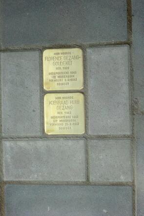 Stolpersteine voor Florence Gezang-Goudeket en haar zoontje Koenraad Huib voor hun huis aan de Noordwijkselaan 9 in Kijkduin