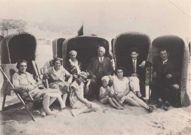 Familie Gobitz on the beach in Zandvoort