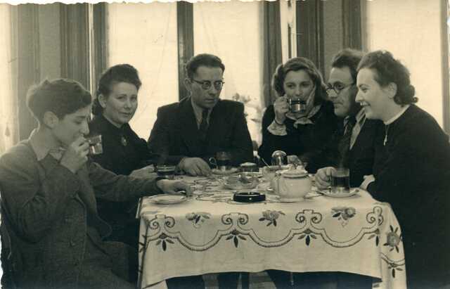 theedrinken op Pl Franschelaan 30-I, 1942, met v.r.n.l. Sara, Philip en dochter Lyia Landau
