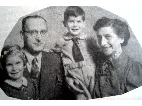 Sonja en Leon Themans met hun ouders Bernard Salomon en Judik Themans-Simons