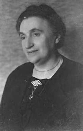 Treinle Therese Rosenberg-Wechsler, rond 1920