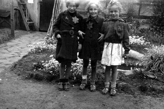 Sophie (Fietje) van Tijn (left) with two girlfriends