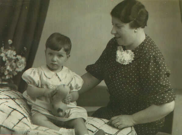 Maryon Sonja (Mimi) with her mother Sophie Trijtel-van der Linden